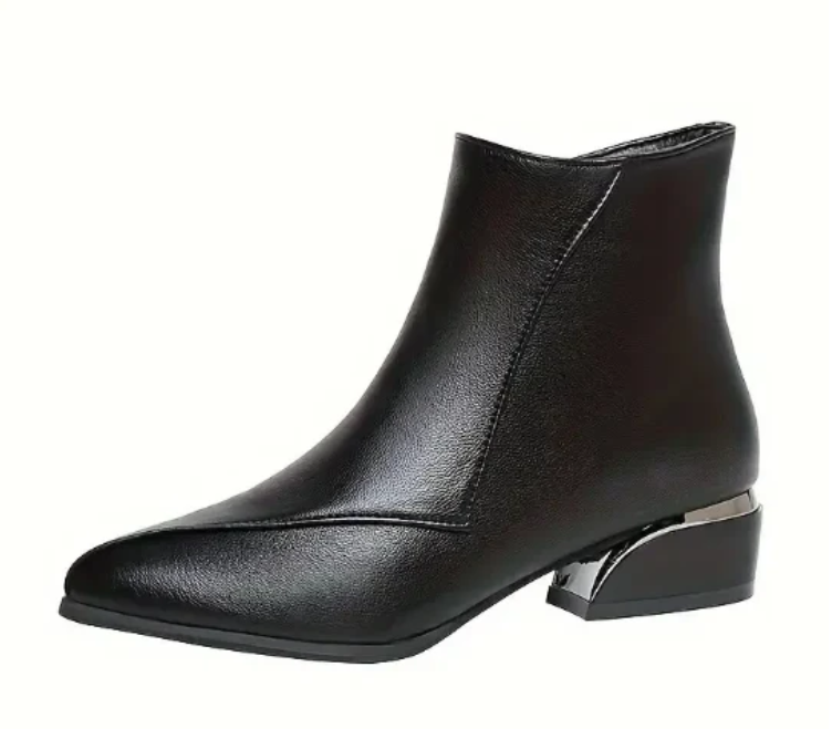 Elegantit nilkkurit matalalla korolla
