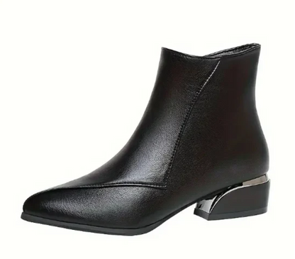 Elegantit nilkkurit matalalla korolla